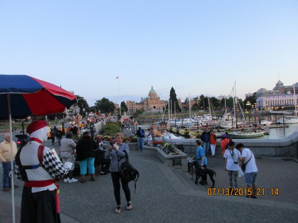 A mime performs - the harbor in Victoria 